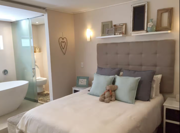2 Bedroom Property for Sale in Vredehoek Western Cape